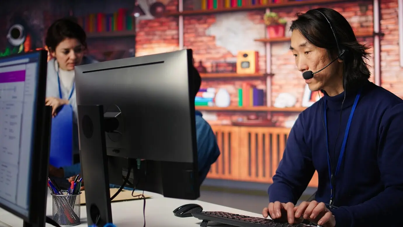 Senior-Callcenter-Agent, der mithilfe von KI Kunden anleitet und unterstützt.