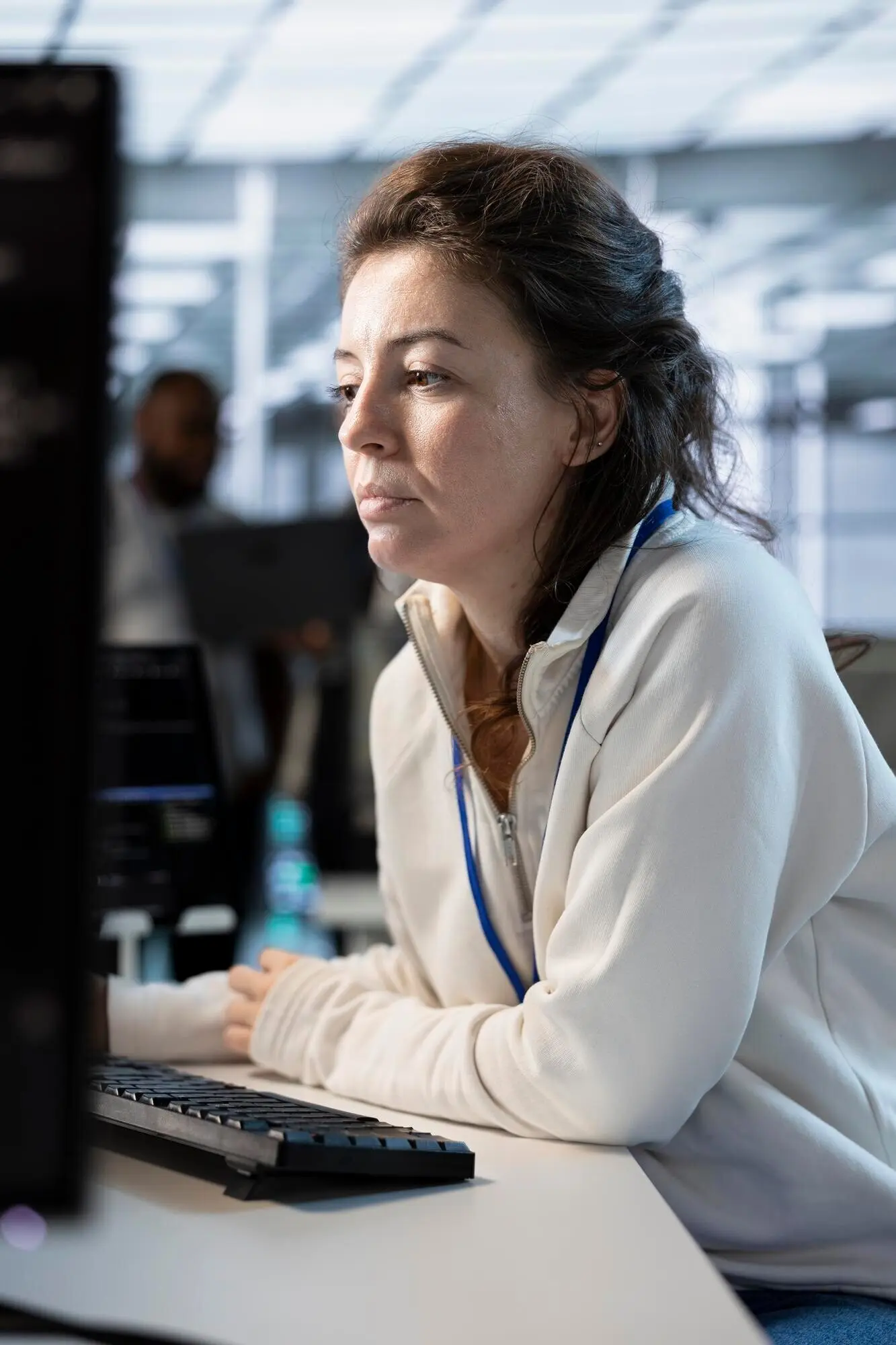 Systemadministrator in einem Server-Hub, der Energiemanagement-Lösungen umsetzt.